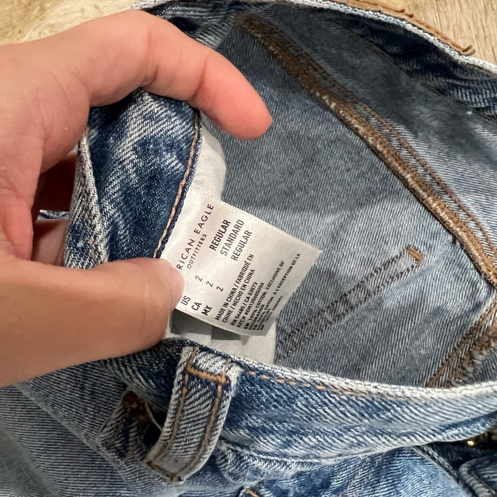 American Eagle distressed ripped relaxed mom jeans - Picture 3 of 7